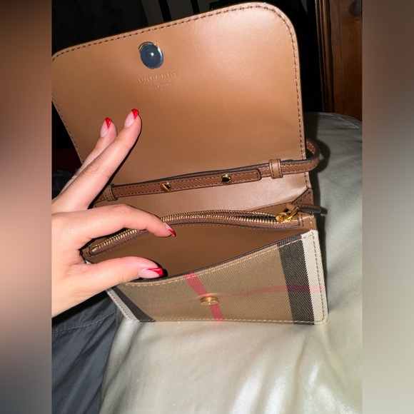 BRAND NEW. CROSSBODY BURBERRY PURSE WITH DUST BAG. - Picture 5 of 9